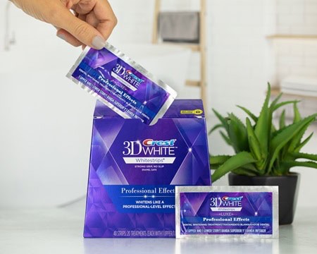 alt="paski wybielające Crest 3D White – efekty wybielania zębów opinie"